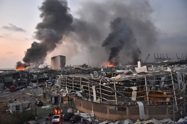 Hình ảnh thảm khốc đẫm máu trong vụ nổ thảm khốc ở Lebanon: Phụ nữ la hét, người lính gục khóc tại chỗ - Ảnh 2.