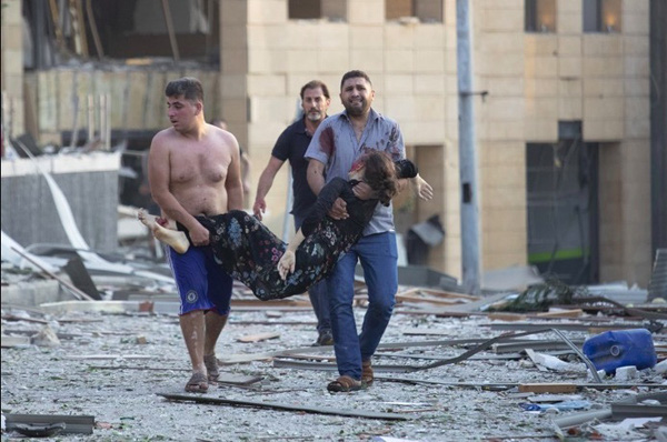 Hình ảnh thảm khốc đẫm máu trong vụ nổ thảm khốc ở Lebanon: Phụ nữ la hét, người lính gục khóc tại chỗ - Ảnh 5.