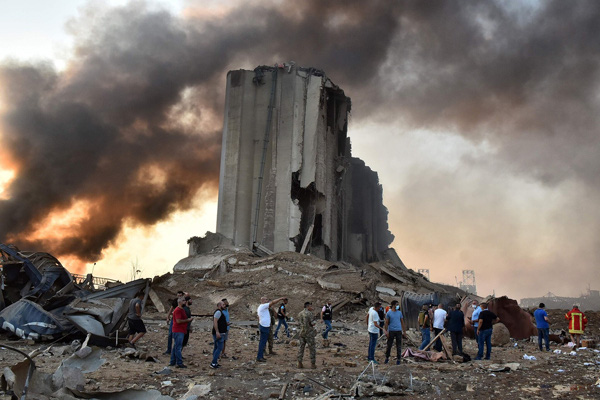 Hình ảnh thảm khốc đẫm máu trong vụ nổ thảm khốc ở Lebanon: Phụ nữ la hét, người lính gục khóc tại chỗ - Ảnh 9.