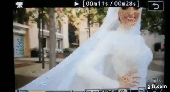 Những góc quay ám ảnh trong vụ nổ ở Beirut: Cặp đôi đang chụp ảnh vứt hoa cưới bỏ chạy, bảo mẫu liều mạng cứu em bé - Ảnh 2.