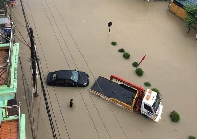 Mưa lớn ở Điện Biên gây ngập lụt thành phố, nhiều tuyến đường sạt lở nghiêm trọng - Ảnh 2.