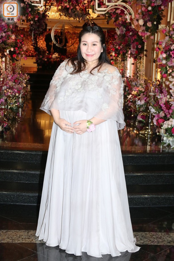 Tham gia thử thách trên MXH, thiên kim nổi loạn của Vua sòng bài Macau gây chú ý với dung mạo hiện tại sau khi sinh con - Ảnh 3. Tham gia thử thách trên MXH, thiên kim nổi loạn của Vua sòng bài Macau gây chú ý với dung mạo hiện tại sau khi sinh con - Ảnh 3.
