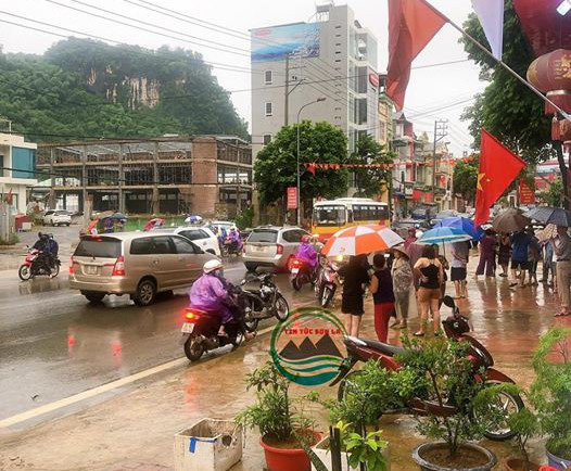 Rơi xuống cống thoát nước, 1 người đàn ông bị cuốn trôi - Ảnh 2.