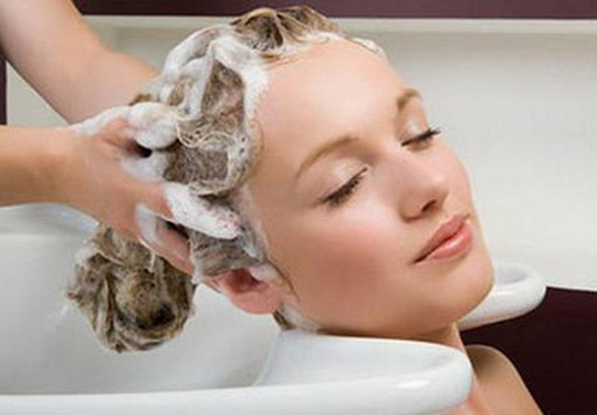 8 sai lầm cực dễ mắc khi gội đầu khiến tóc bị hư tổn - Ảnh 2. 8 sai lầm cực dễ mắc khi gội đầu khiến tóc bị hư tổn - Ảnh 2.