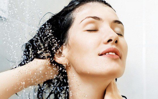 8 sai lầm cực dễ mắc khi gội đầu khiến tóc bị hư tổn - Ảnh 3. 8 sai lầm cực dễ mắc khi gội đầu khiến tóc bị hư tổn - Ảnh 3.