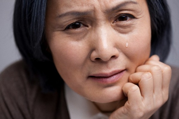 Đưa bạn gái mới về ra mắt, mẹ tôi nhìn chằm chằm cô ấy rồi bỗng dưng bật khóc nức nở - Ảnh 1. Đưa bạn gái mới về ra mắt, mẹ tôi nhìn chằm chằm cô ấy rồi bỗng dưng bật khóc nức nở - Ảnh 1.