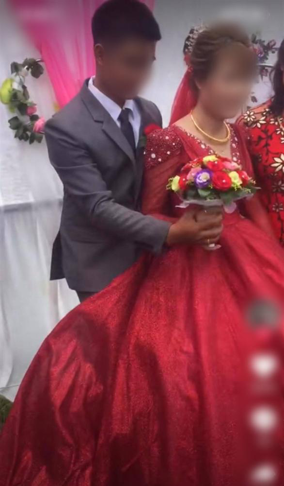 Chú rể liên tục lấy váy cô dâu che chắn khi chụp hình, ai dè giấu giếm một “bí mật” đằng sau - Ảnh 2.