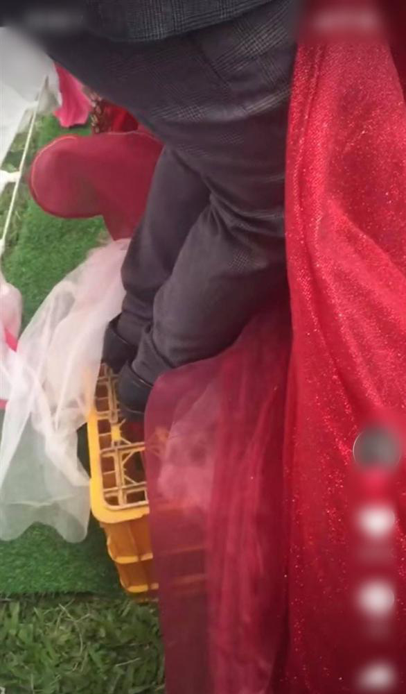 Chú rể liên tục lấy váy cô dâu che chắn khi chụp hình, ai dè giấu giếm một “bí mật” đằng sau - Ảnh 3.