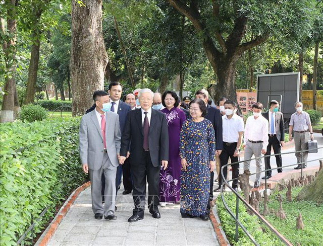 Tổng Bí thư, Chủ tịch nước dâng hương tưởng nhớ Chủ tịch Hồ Chí Minh - Ảnh 1.