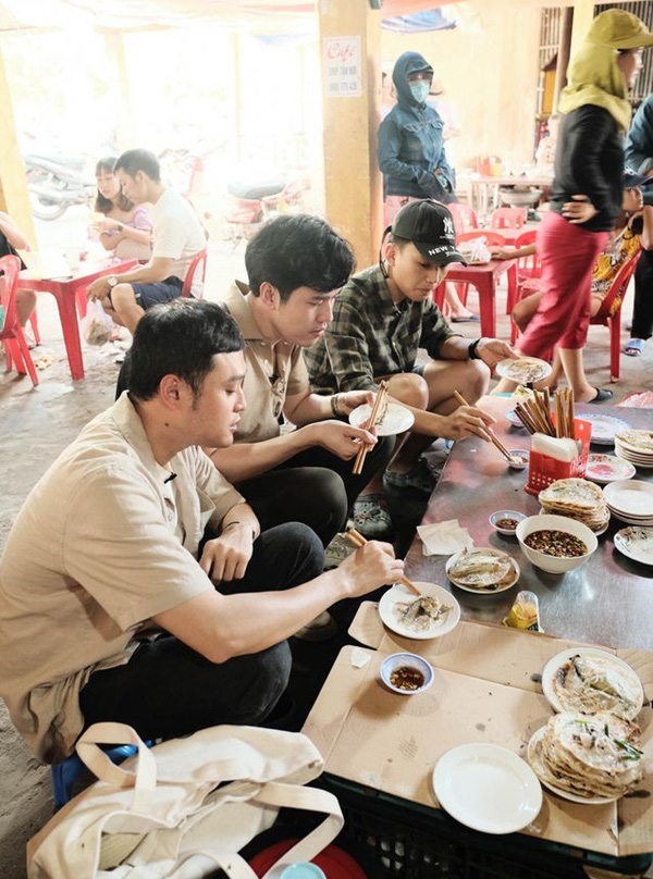Theo chân ca sĩ Quang Vinh tự đi chợ lựa cá, ăn bánh khoái ở Huế - Ảnh 2.