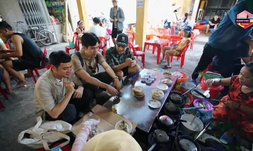 Theo chân ca sĩ Quang Vinh tự đi chợ lựa cá, ăn bánh khoái ở Huế - Ảnh 3.