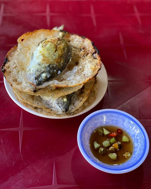 Theo chân ca sĩ Quang Vinh tự đi chợ lựa cá, ăn bánh khoái ở Huế - Ảnh 7.