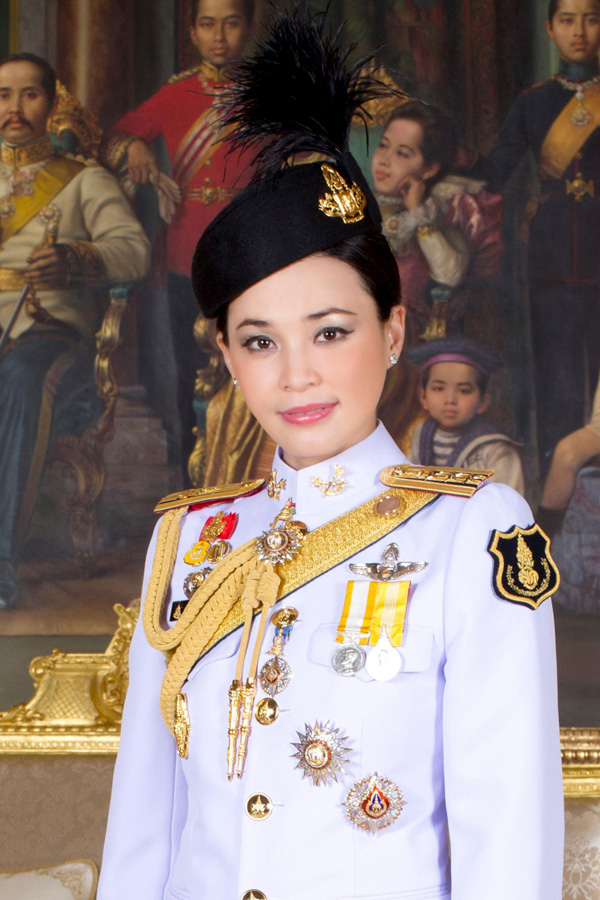 Hoàng hậu xinh đẹp kém Vua Thái Lan 25 tuổi: Cựu tiếp viên hàng không từng được thăng cấp bậc Thiếu tướng - Ảnh 3.