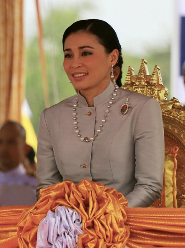 Hoàng hậu xinh đẹp kém Vua Thái Lan 25 tuổi: Cựu tiếp viên hàng không từng được thăng cấp bậc Thiếu tướng - Ảnh 4.