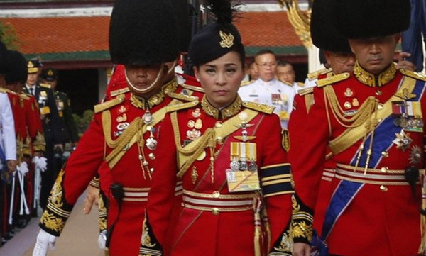 Hoàng hậu xinh đẹp kém Vua Thái Lan 25 tuổi: Cựu tiếp viên hàng không từng được thăng cấp bậc Thiếu tướng - Ảnh 5.