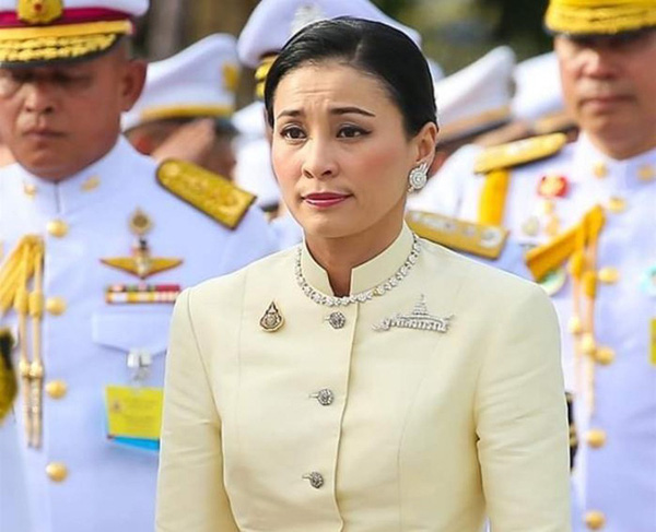 Hoàng hậu xinh đẹp kém Vua Thái Lan 25 tuổi: Cựu tiếp viên hàng không từng được thăng cấp bậc Thiếu tướng - Ảnh 6.