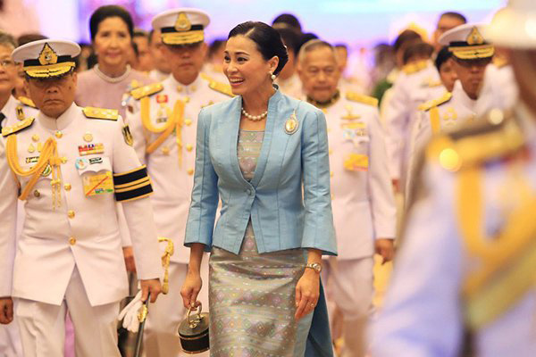 Hoàng hậu xinh đẹp kém Vua Thái Lan 25 tuổi: Cựu tiếp viên hàng không từng được thăng cấp bậc Thiếu tướng - Ảnh 7.