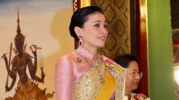 Hoàng hậu xinh đẹp kém Vua Thái Lan 25 tuổi: Cựu tiếp viên hàng không từng được thăng cấp bậc Thiếu tướng - Ảnh 9.