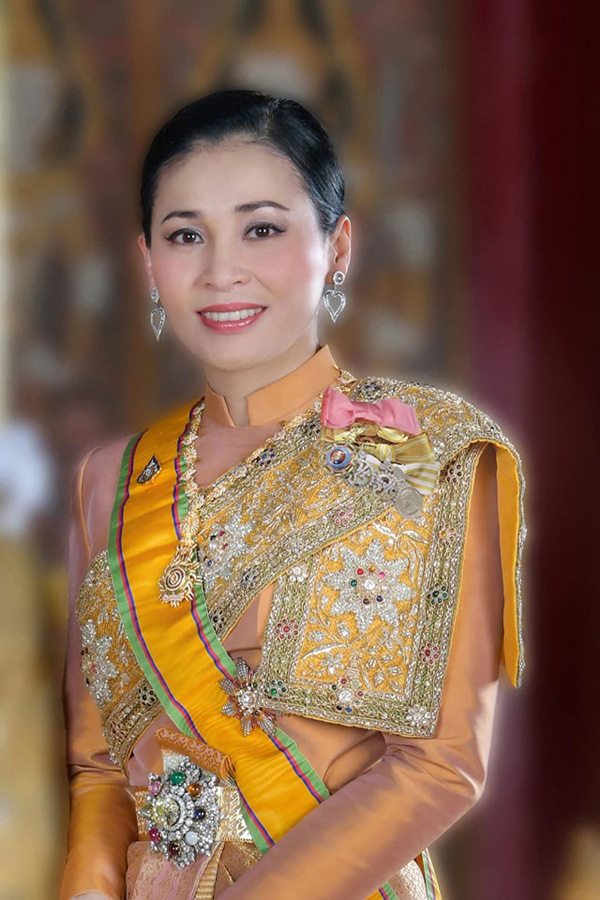 Hoàng hậu xinh đẹp kém Vua Thái Lan 25 tuổi: Cựu tiếp viên hàng không từng được thăng cấp bậc Thiếu tướng - Ảnh 10.