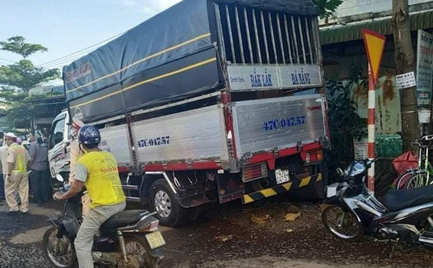 Đứng chờ đèn đỏ, người đàn ông bị xe tải tông tử vong - Ảnh 1.