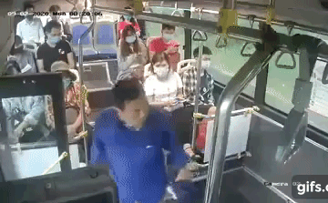 Xác định danh tính người đàn ông nhổ nước bọt vào nữ phụ xe buýt khi bị nhắc đeo khẩu trang - Ảnh 2.