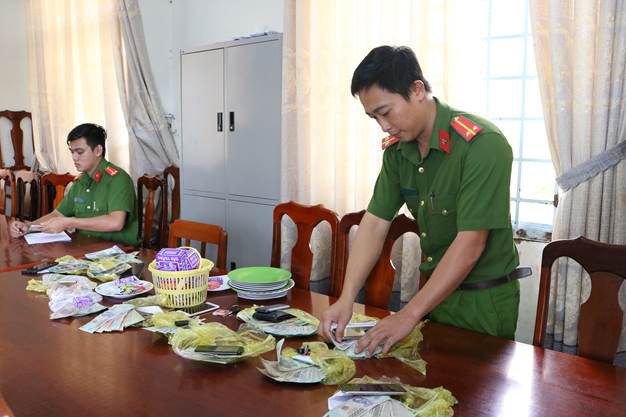 Công an TP Rạch Giá triệt xóa điểm đánh bài đánh bài tứ sắc ăn tiền - Ảnh 3.