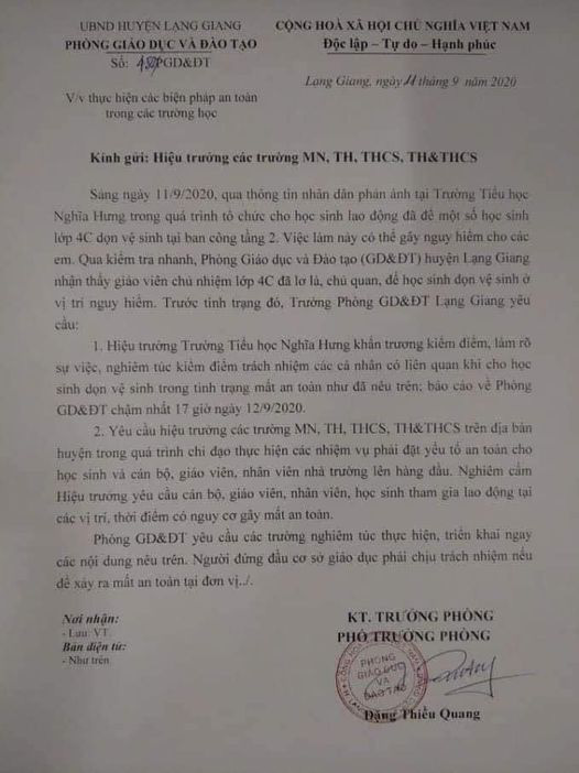 Vụ học sinh ra ban công tầng 2 nhặt rác: Phòng GD&ĐT làm việc với ban giám hiệu trường - Ảnh 1.