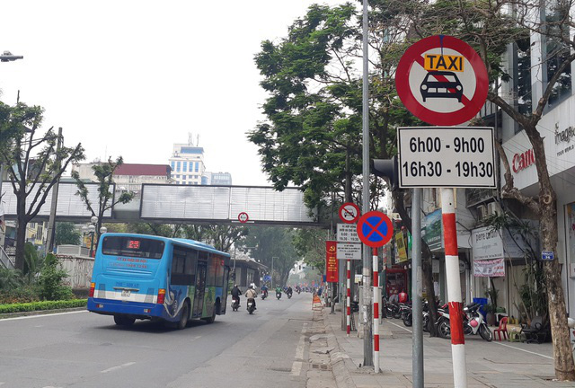 Hà Nội khôi phục biển cấm taxi trên 10 tuyến phố - Ảnh 1.