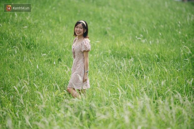 Triền đê cỏ tranh trắng muốt ở Bắc Từ Liêm trở thành điểm chụp ảnh check-in thu hút người dân Hà Nội - Ảnh 13.