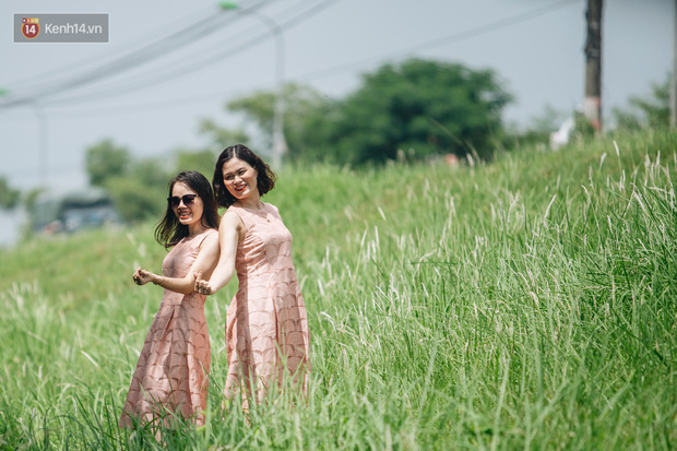 Triền đê cỏ tranh trắng muốt ở Bắc Từ Liêm trở thành điểm chụp ảnh check-in thu hút người dân Hà Nội - Ảnh 10.