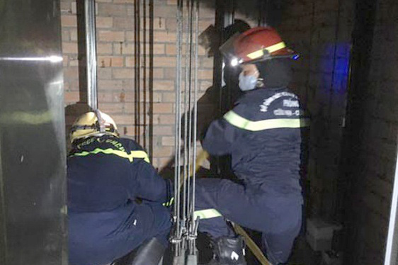 Nhân viên bảo trì tử vong trên nóc buồng thang máy - Ảnh 1.