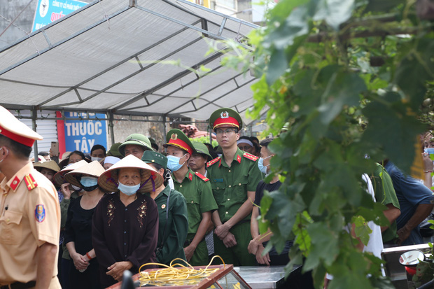 Đám tang đẫm nước mắt, hàng trăm người dân đến tiễn đưa chiến sĩ CSCĐ bị tài xế xe khách tông tử vong - Ảnh 15.