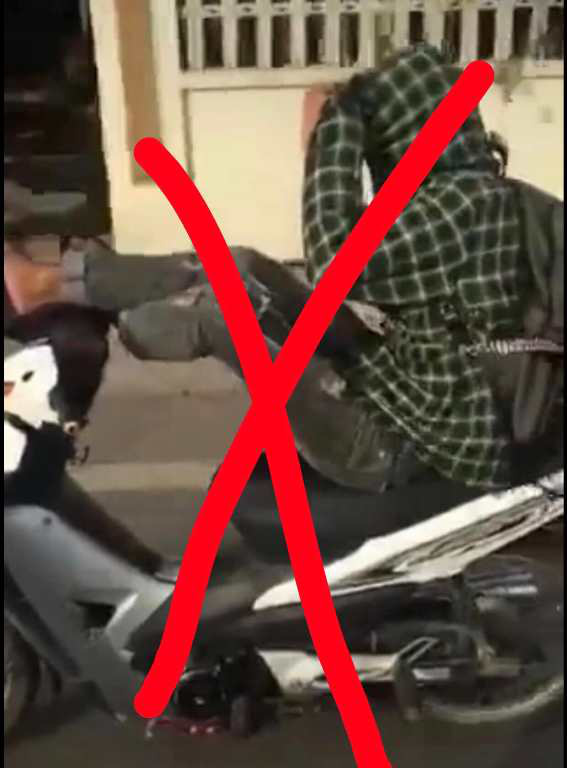 Đi xe máy bằng 2 chân, nam thanh niên tỉnh Quảng Ninh bị xử phạt - Ảnh 1.