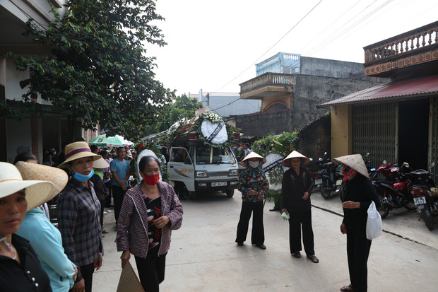 Người bố nghẹn ngào sau đám tang chiến sĩ CSCĐ: “Tôi thấy video lúc con bị tông mà không dám xem, thương nó quá... - Ảnh 2.