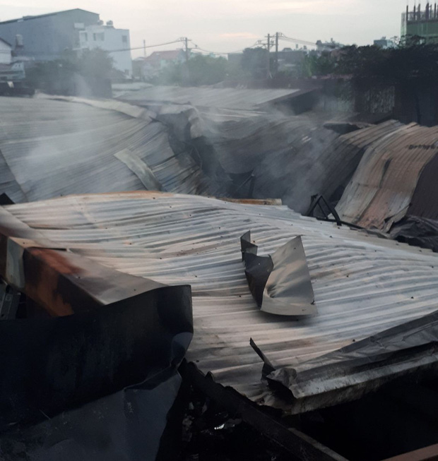 Dãy nhà trọ ở Sài Gòn sụp đổ trong biển lửa, nhiều gia đình nghèo bật khóc vì tài sản bị thiêu rụi - Ảnh 2.