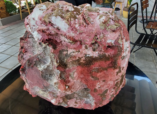 Tìm được 2 khối đá nghi là báu vật long diên hương trên biển Quảng Ngãi - Ảnh 1.