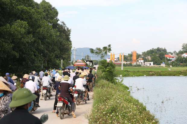 Người bố nghẹn ngào sau đám tang chiến sĩ CSCĐ: “Tôi thấy video lúc con bị tông mà không dám xem, thương nó quá... - Ảnh 7.