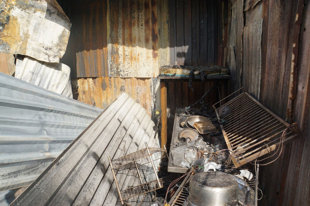 Dãy nhà trọ ở Sài Gòn sụp đổ trong biển lửa, nhiều gia đình nghèo bật khóc vì tài sản bị thiêu rụi - Ảnh 8.