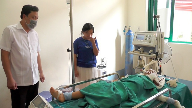 Diễn biến sức khoẻ cháu bé 5 tuổi bị ông nội cầm dao chém vào đầu ở Hà Giang - Ảnh 1.
