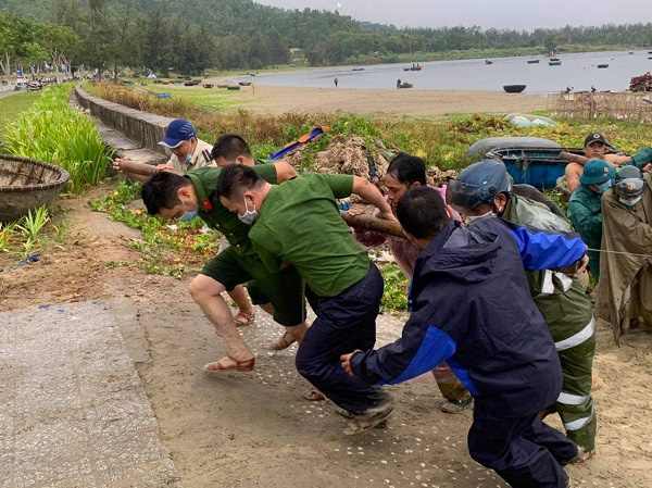 Đà Nẵng đồng ý cho học sinh nghỉ học 2 ngày chống bão số 5 - Ảnh 2.