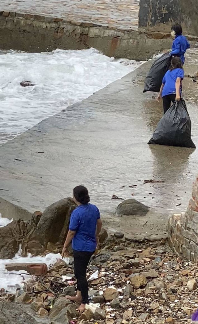  Nhân viên quán cà phê quăng nhiều bao rác xuống biển Vũng Tàu gây phẫn nộ: Chủ quán nhận sai - Ảnh 2.