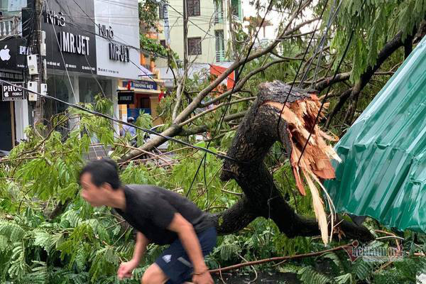 Hình ảnh về bão số 5 đang hoành hành ở miền Trung - Ảnh 7.