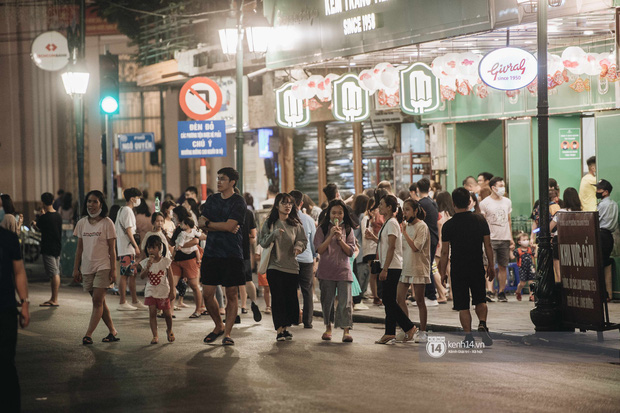 Tạ Hiện trở lại ngày Hà Nội trở lạnh: Người đông nghịt không có chỗ nhích chân! - Ảnh 2.