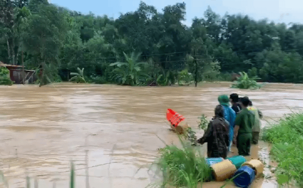 Cảnh sát dũng cảm đi dây trên dòng lũ lớn, cứu 9 người mắc kẹt ở huyện miền núi Quảng Nam - Ảnh 1.