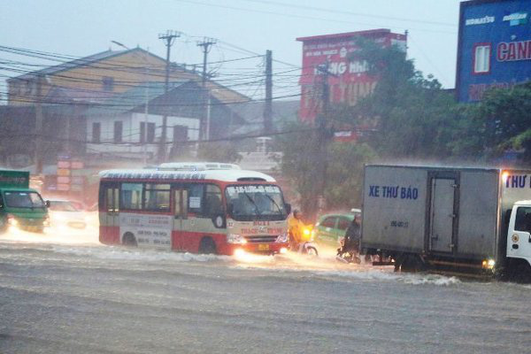 Cô gái tặng đôi dép tổ ong cho chiến sĩ CSGT chân trần phân làn giữa trời mưa bão - Ảnh 4.