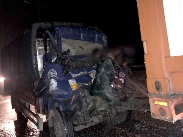 Xe tải tông xe đầu kéo trên cao tốc TP.HCM - Trung Lương, 2 người tử vong - Ảnh 1.