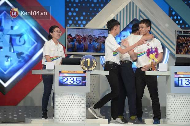 Sự thật về hình ảnh tranh cãi tại Chung kết Olympia 2020: Nữ Quán quân lủi thủi một góc nhìn 3 nam sinh ôm nhau - Ảnh 2.