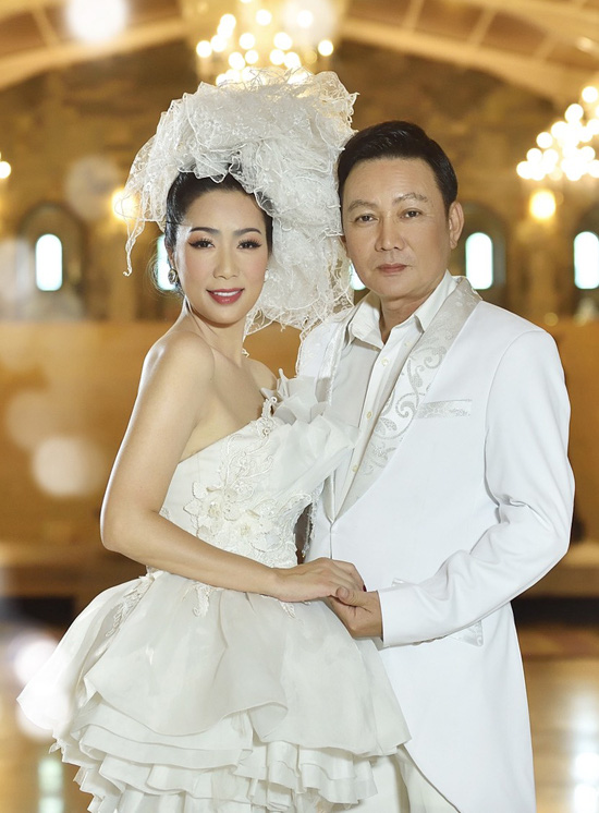 Vợ chồng Trịnh Kim Chi kỷ niệm 20 năm ngày cưới - Ảnh 4.