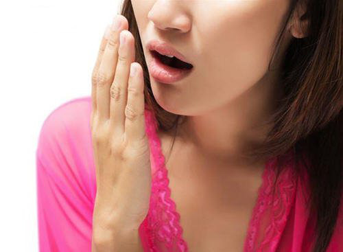 4 cách khử mùi hôi miệng siêu hiệu quả trong 4 hoàn cảnh: Vừa ngủ dậy, khi bạn lo lắng, lúc ăn no hoặc đói bụng - Ảnh 1.
