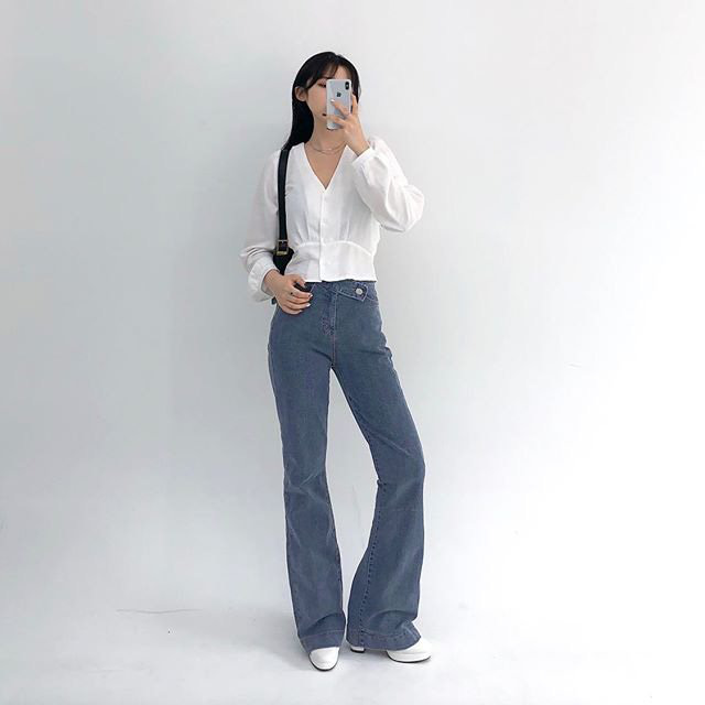 Jeans ống loe: Chiếc quần tôn dáng bậc nhất thu này nhưng liệu bạn đã biết cách diện chuẩn? - Ảnh 2.